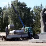 Глава Барнаула проверил, как Мемориал Славы обновляют к двойному юбилею. Фото