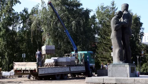 Глава Барнаула проверил, как Мемориал Славы обновляют к двойному юбилею. Фото