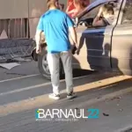 В Барнауле женщина-водитель врезалась в магазин на Социалистическом