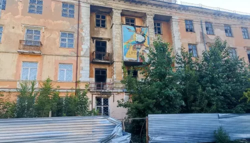 В Рубцовске ночью загорелось здание бывшей гостиницы