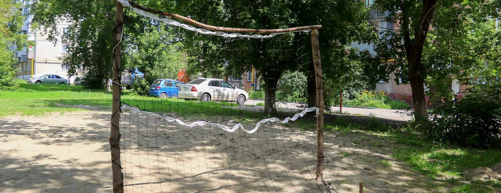 Между двумя пятиэтажками в Барнауле едва не началась война из-за детской площадки