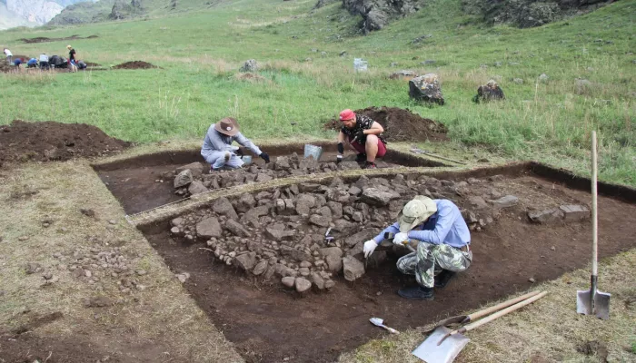 Алтайские археологи нашли могильные оградки древних тюрков