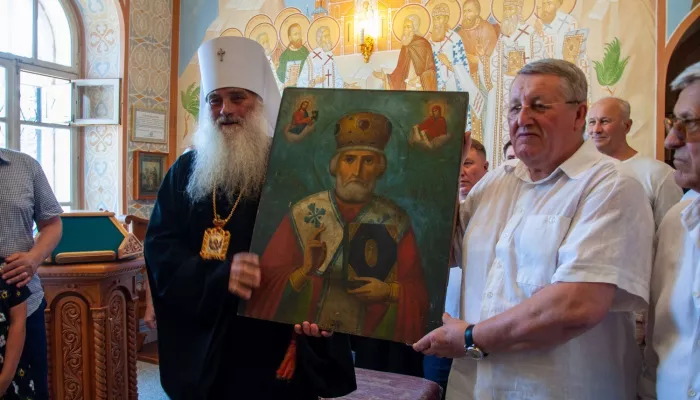 Меценат подарил алтайскому митрополиту старинную икону