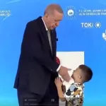 Эрдоган дал пощечину мальчику, который не поцеловал ему руку