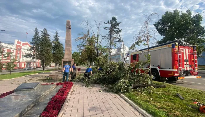 Барнаульские службы устраняют последствия урагана. Фото