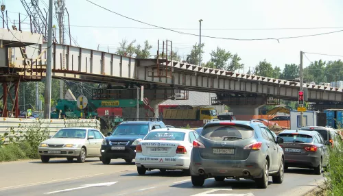 Пробки, стойка, пыль: что происходит на месте возведения новой развязки в Барнауле