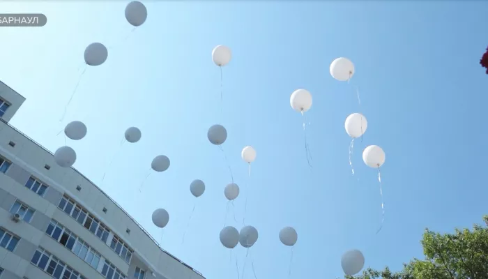 Белые шары в небе: Алтайский край помнит о детях – жертвах войны в Донбассе