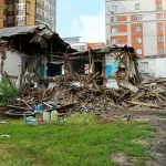 В центре Барнаула начали сносить треснувший дом, но это сильно не понравилось соседям