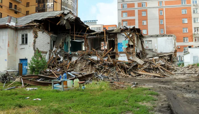В центре Барнаула начали сносить треснувший дом, но это сильно не понравилось соседям
