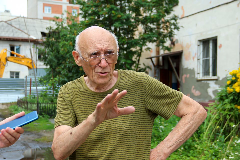 Житель дома на ул. Партизанской, 70а Анатолий Квин