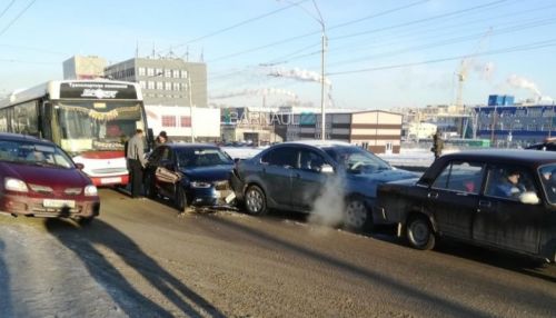 Автобус и несколько автомобилей столкнулись на мосту на Новом рынке в Барнауле