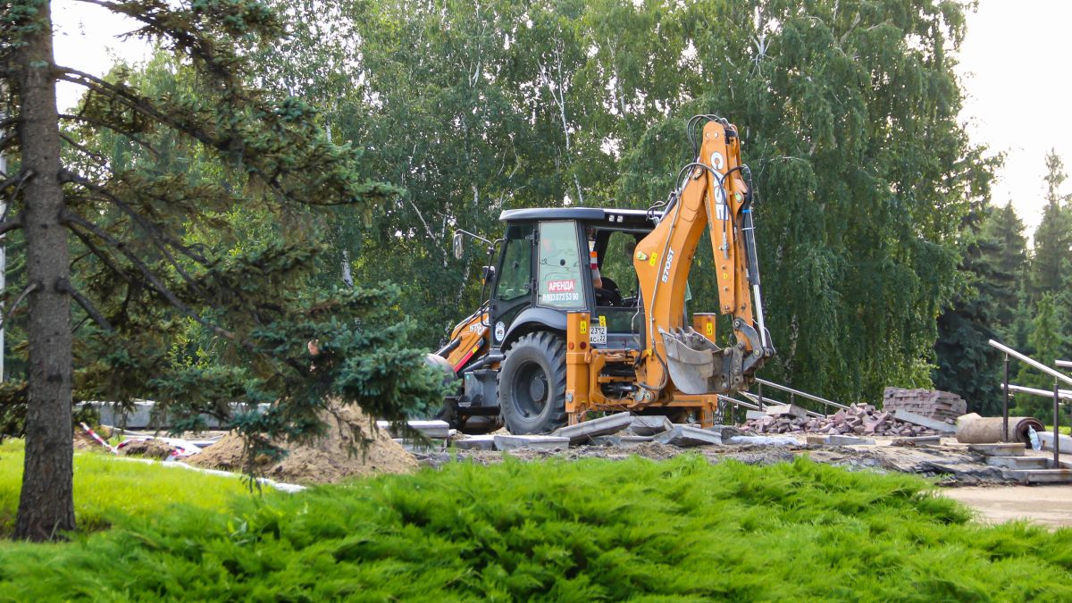 Работы по благоустройству Мемориала Славы в Барнауле 