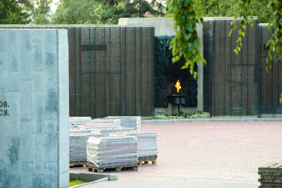 Работы по благоустройству Мемориала Славы в Барнауле