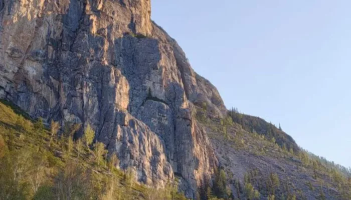 На Алтае турист из Новосибирска сорвался со скалы у водопада Ширлак