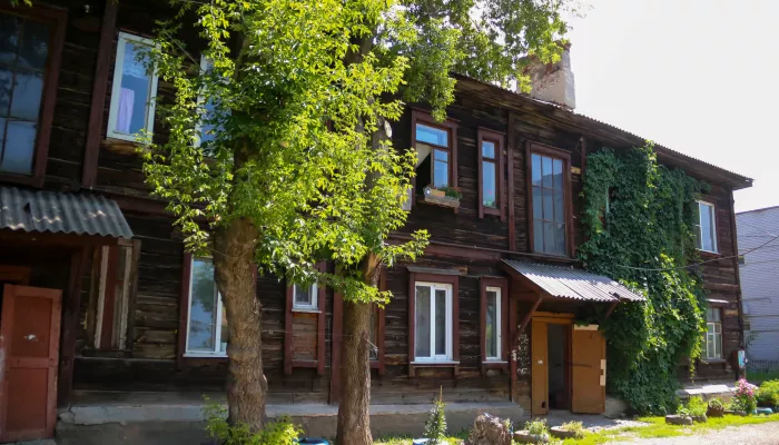 Жильцы аварийного дома в центре Новоалтайска всерьез боятся внезапного обрушения