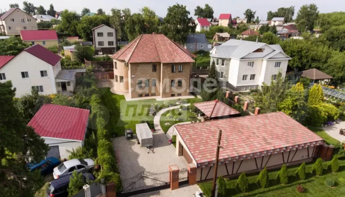 Коттедж с хаммамом и дизайнерским ремонтом продают за 43 млн рублей в Барнауле