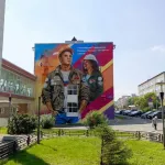 Стену АлтГТУ в Барнауле украсил яркий мурал со стройотрядовцами