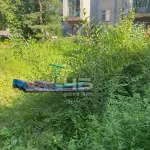 Детская площадка в Барнауле заросла травой и отменной коноплей
