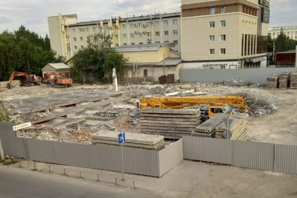 Строители разобрали все этажи барнаульского ЦУМа. Фото