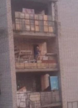 Мать свесила ребенка с балкона в Новоалтайске