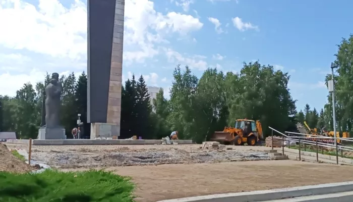 В Барнауле подрядчик готовится к укладке новой плитки на Мемориале Славы