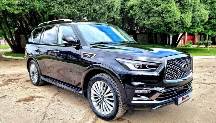 Черный Infiniti QX80 в комплектации макси продают в Барнауле почти за 9 млн рублей