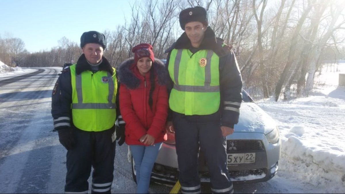  Сотрудники ДПС спасли автомобилистку на дороге в 30-градусный мороз на Алтае