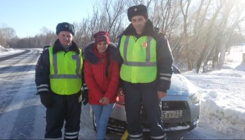 Сотрудники ДПС спасли автомобилистку на дороге в 30-градусный мороз на Алтае