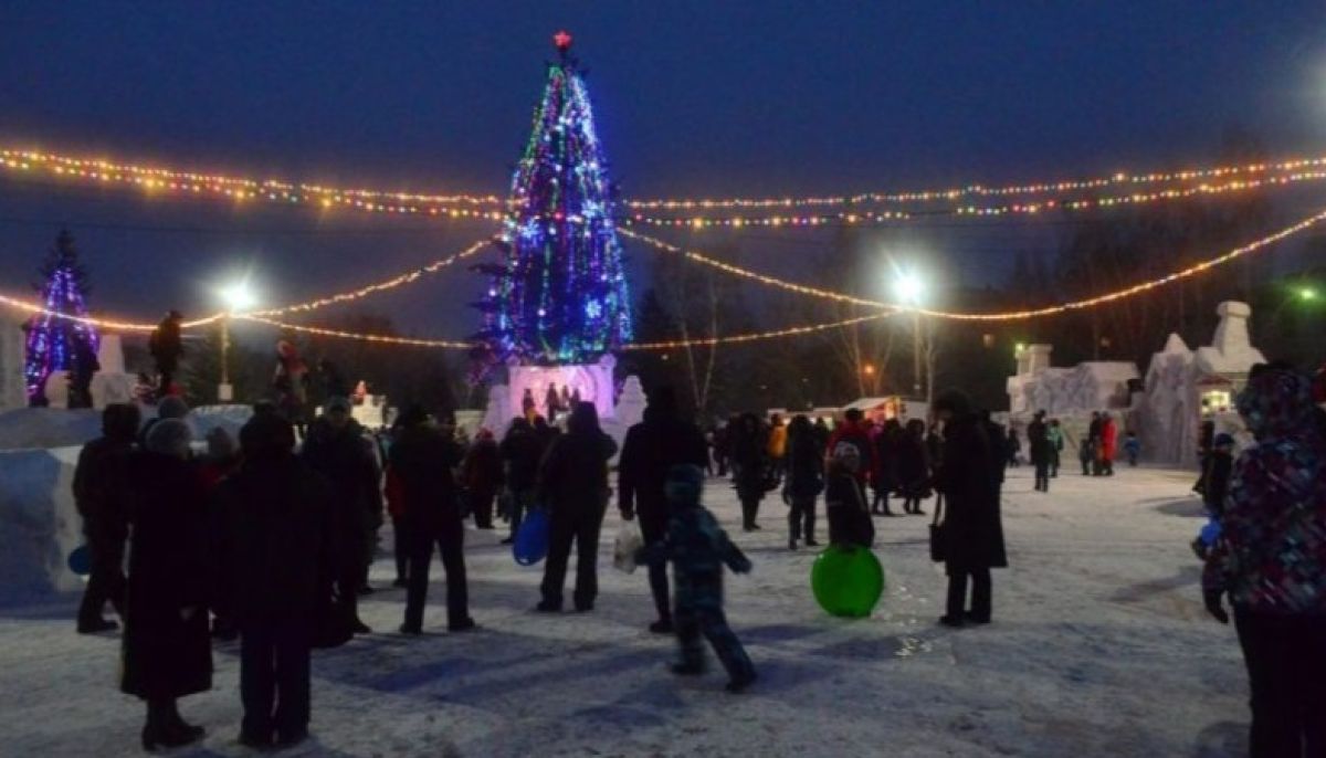 Новогодний бийск. Петровский бульвар Бийск зима. Городская елка в Бийске. Петровский бульвар Бийск новый год. Бийск елка 2021.