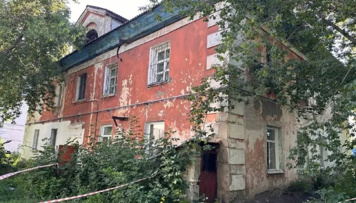 Власти Барнаула незамедлительно расселят аварийный дом на Пролетарской