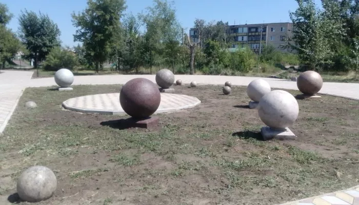 В Славгороде по парку установили огромные каменные шары. Фото