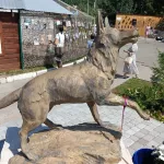 В барнаульском зоопарке открыли памятник собаке-герою Варе. Фото