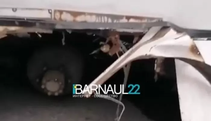 У барнаульского автобуса на ходу отвалилось колесо