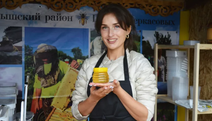 Медовый край: как в Барнауле проходит ежегодная ярмарка меда. Фоторепортаж