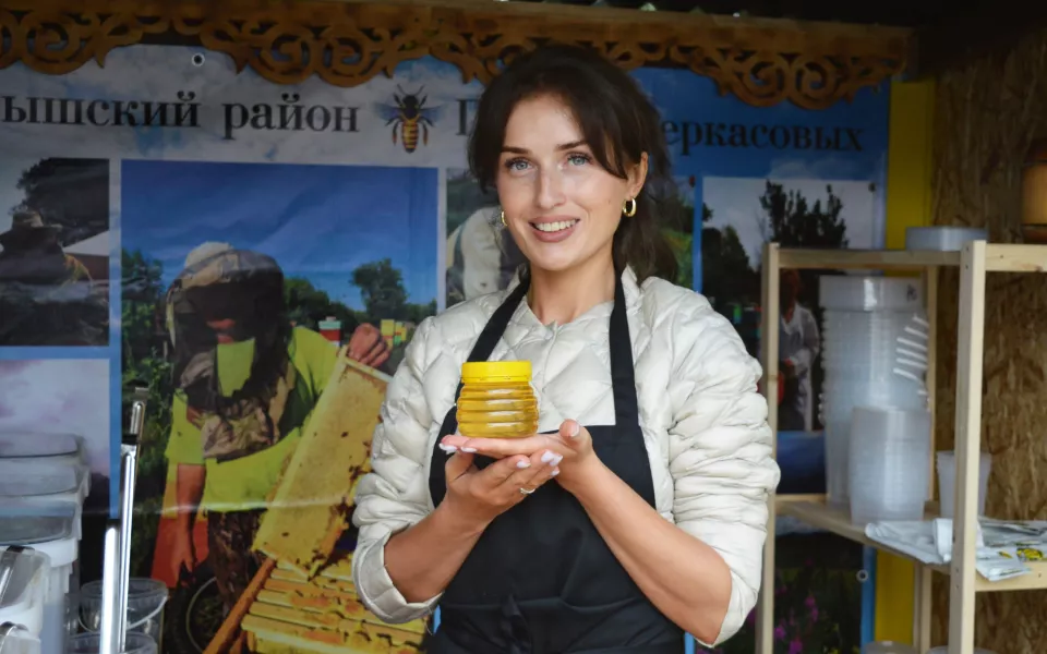 Медовый край: как в Барнауле проходит ежегодная ярмарка меда. Фоторепортаж