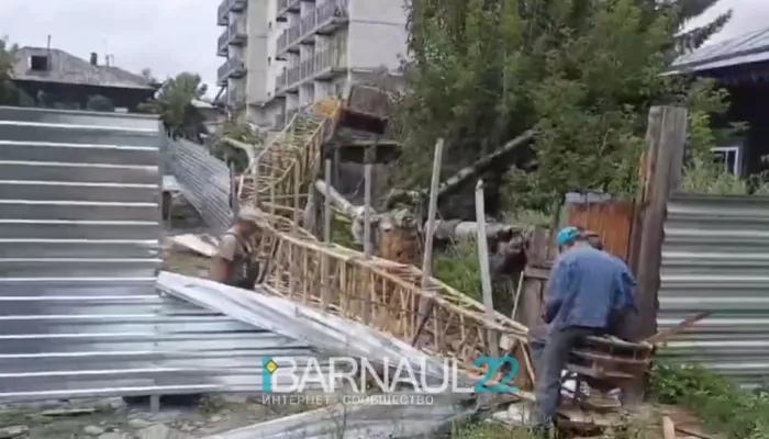 В Барнауле рухнул башенный кран на улице Пролетарской