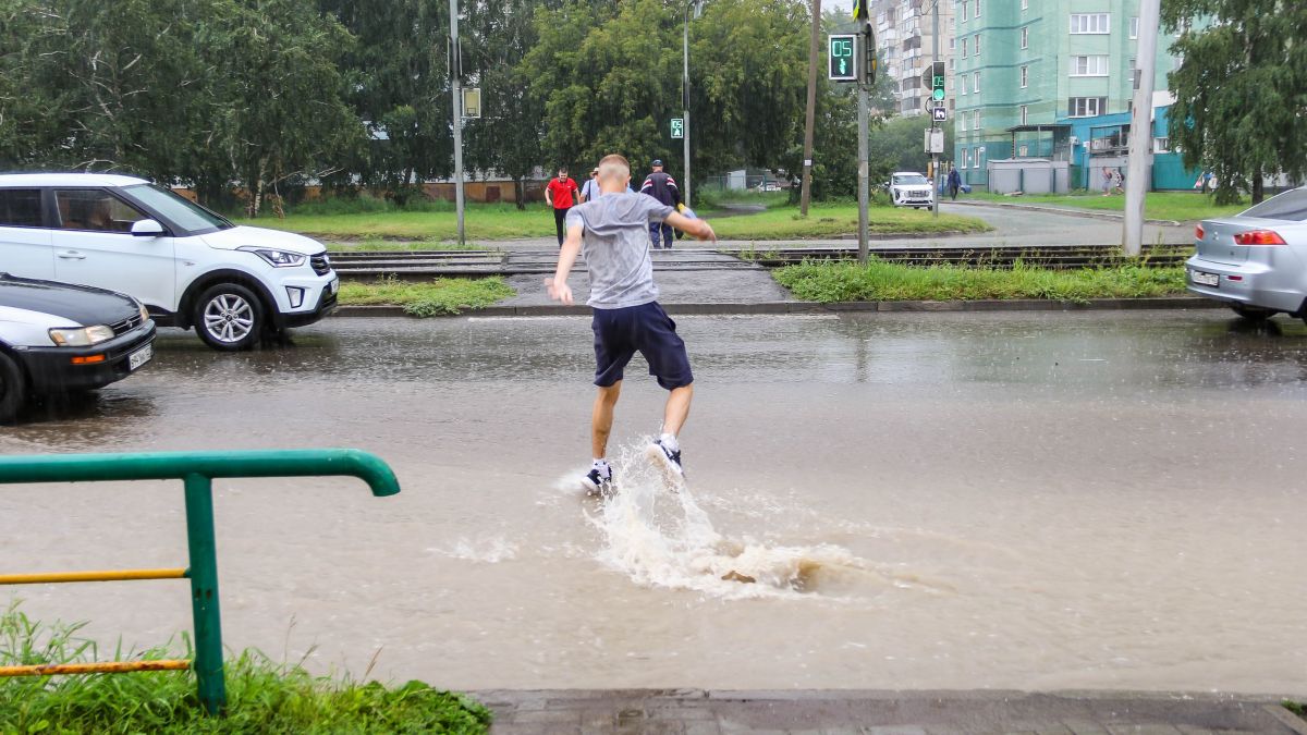 Барнаул и барнаульцы во время дождя