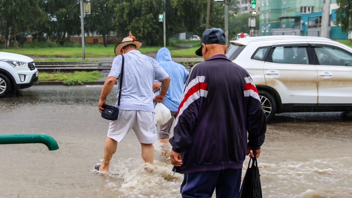 Барнаул и барнаульцы во время дождя