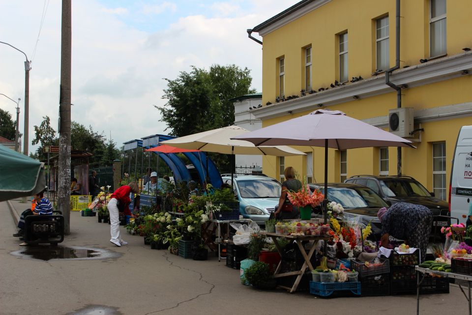 Уличная торговля цветами в Барнауле