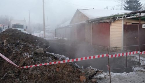 Как устраняли крупную коммунальную аварию в Барнауле. Видео