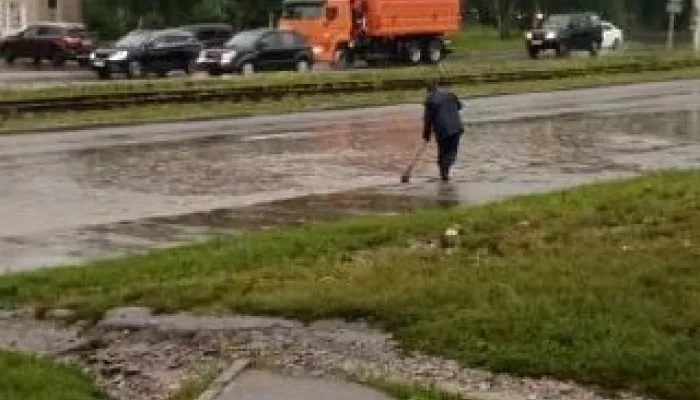 Топит дома и улицы. Барнаул вновь оказался во власти мощного ливня