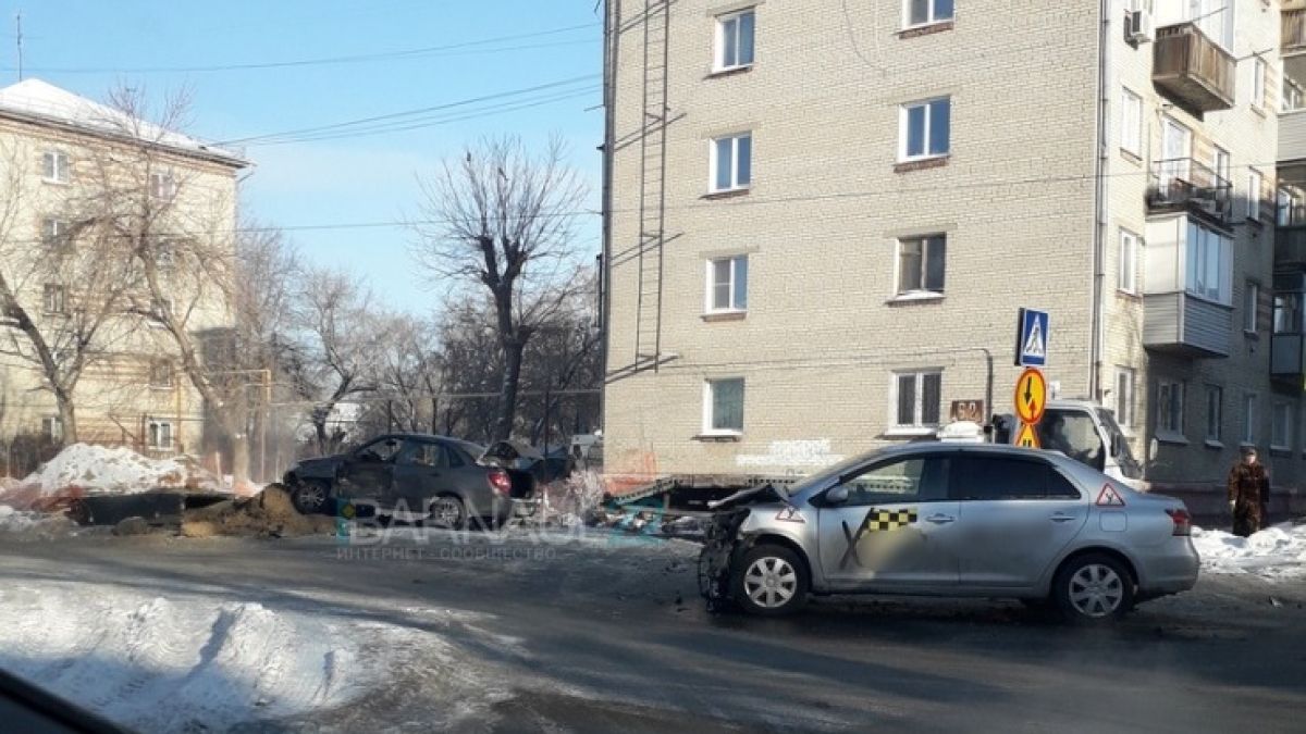 Учебный автомобиль попал в серьезное ДТП в Барнауле
