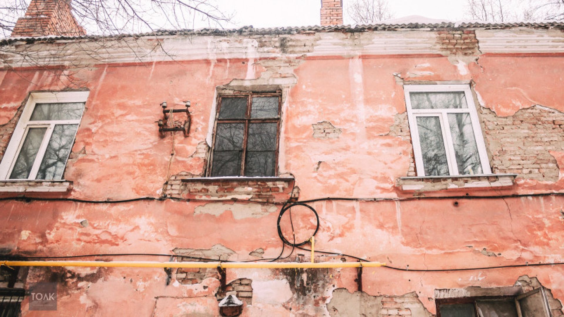Можно продавать квартиры в аварийном доме. Разрушенные здания в Барнауле. Дом признан аварийным. Аварийные дома Барнаул. Аварийный дом Барнаул.