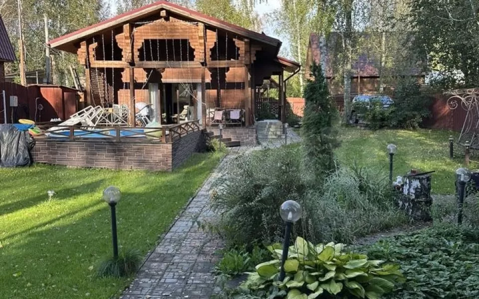 Уютную дачу с подогреваемым бассейном продают за 7,5 млн рублей под Барнаулом