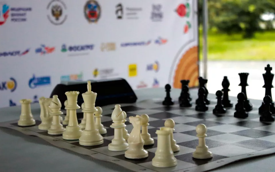 Микс интеллекта и ловкости: как в Барнауле прошли соревнования по шахпонгу. Фото