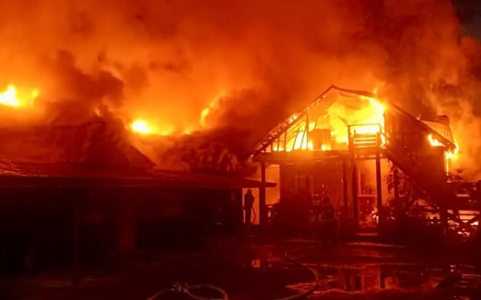 В Алтайском крае сгорела база отдыха Айская долина