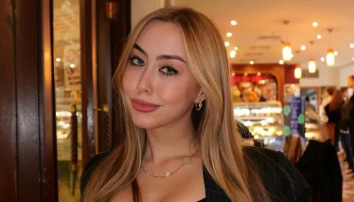 19-летняя внучка Маслякова снялась в откровенном корсете. Фото