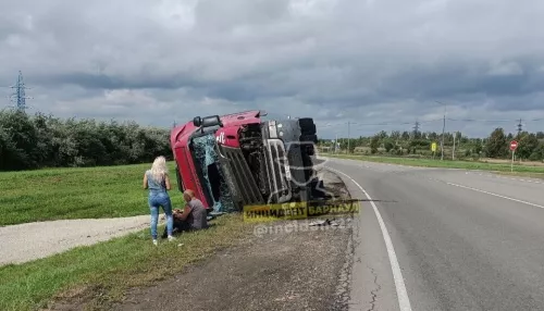 На трассе возле Новоалтайска перевернулась фура