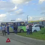 В Новоалтайске автобус с пассажирами врезался в учебную машину
