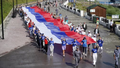 По улицам Барнаула пронесли 50-метровый флаг в День государственного флага России